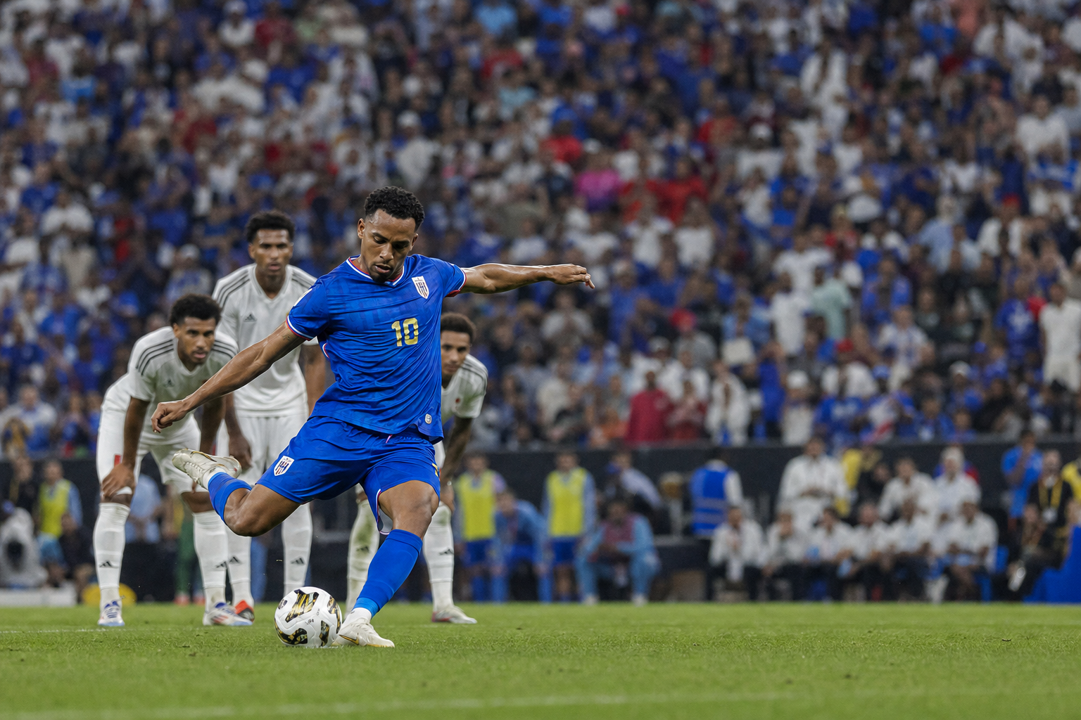 Kevin Pina marca o primeiro gol da história de Cabo Verde em Copas do Mundo.